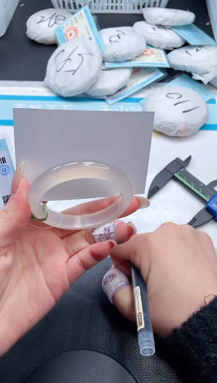 【闪购商品】石英质玉手镯未镶嵌9V247-53