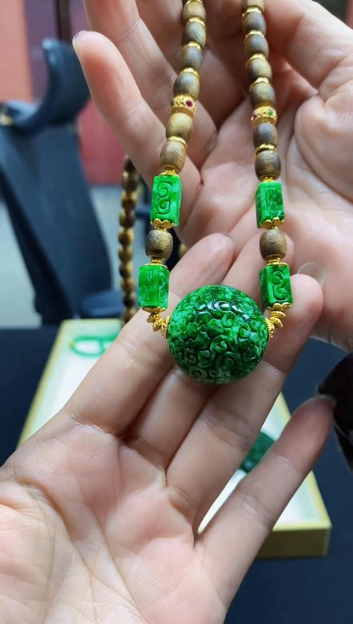 颈饰未镶嵌翡翠人****见吊坠