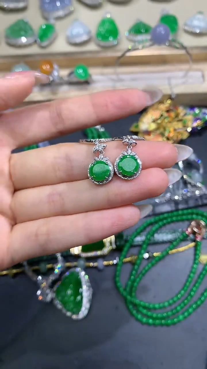 【闪购商品】翡翠吊坠(不含链)18K金镶嵌51团购