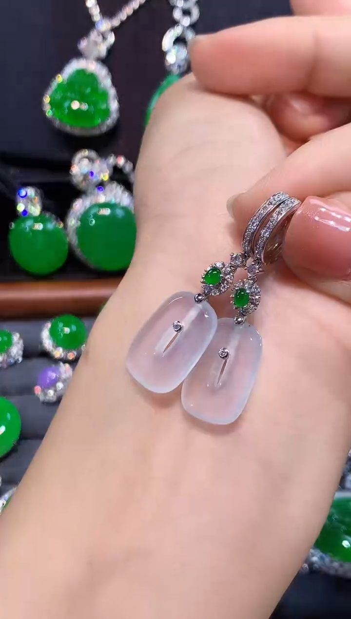 18K金镶嵌翡翠耳饰耳包