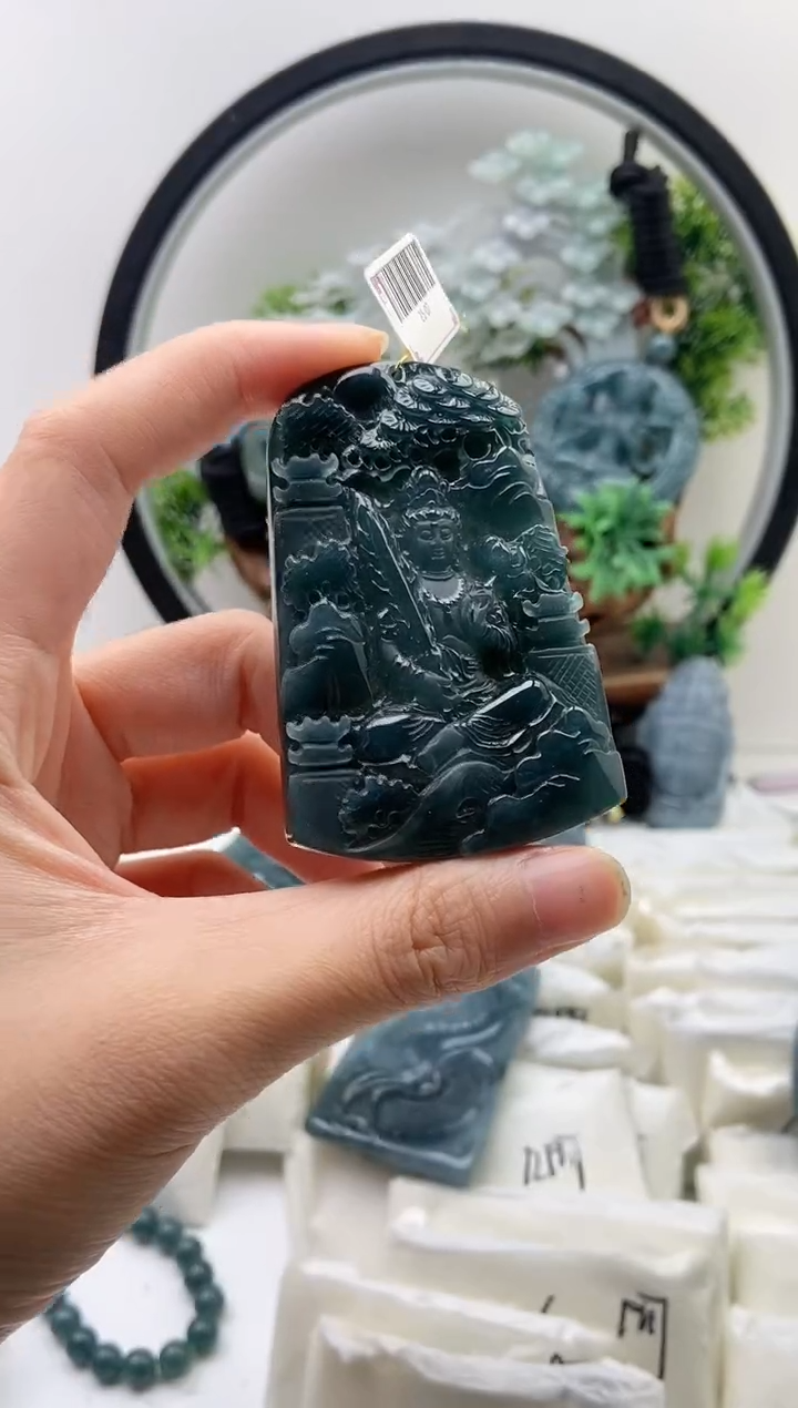 翡翠未镶嵌颈饰虚空藏