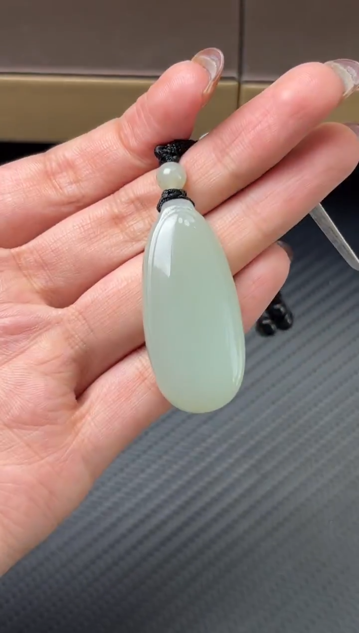 吊坠(赠链)未镶嵌和田玉且末近矿微色差吊坠