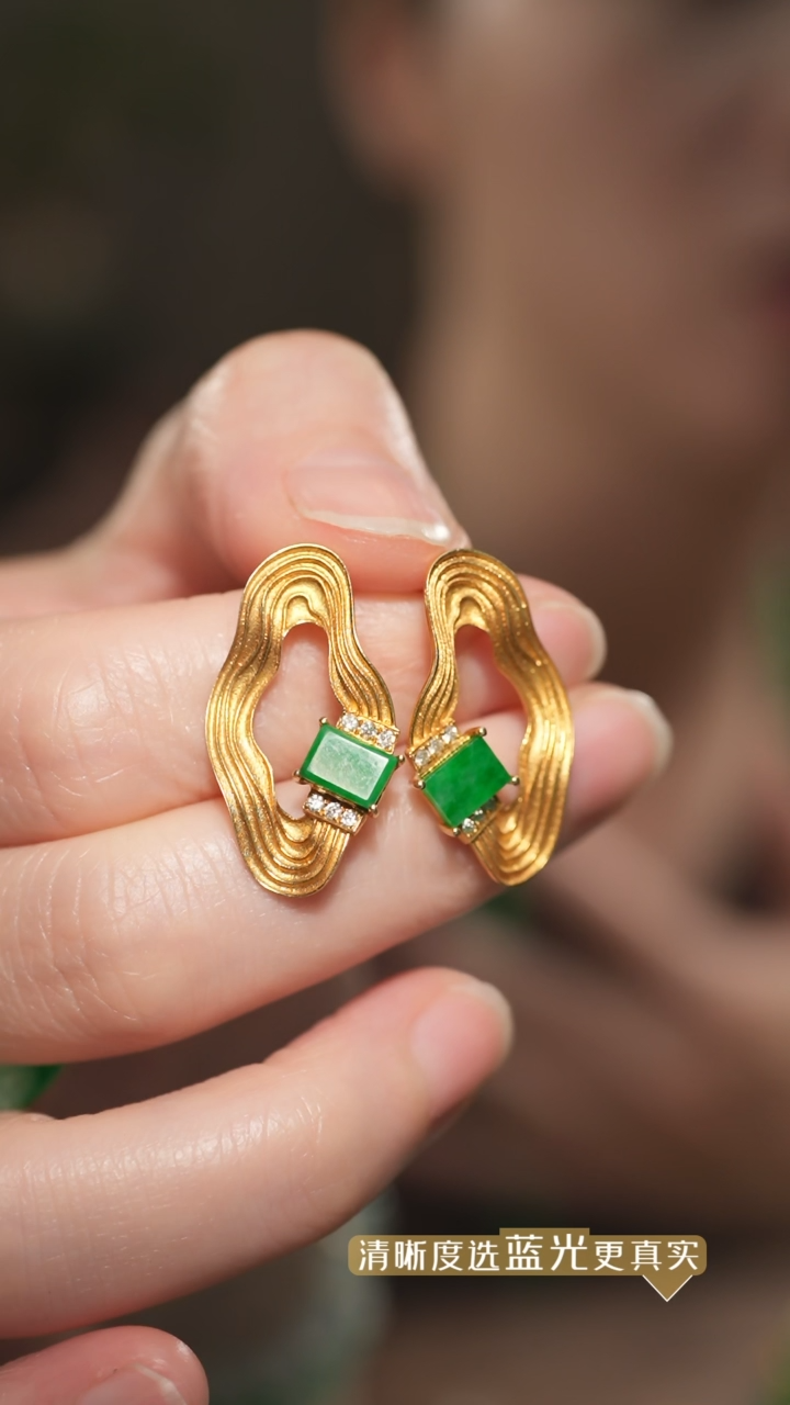 【闪购商品】翡翠耳钉18K金镶嵌辣绿翡翠水波纹方牌耳钉