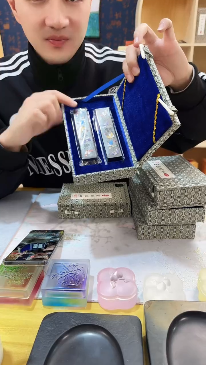 老胡开文超漆烟凝香1盒