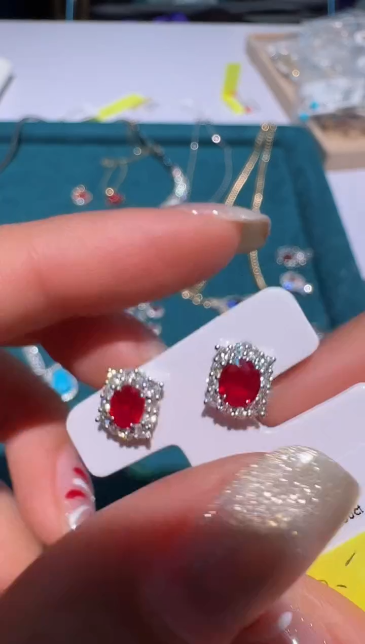 【闪购商品】红宝石耳饰18K金镶嵌1.3ct红宝石耳钉