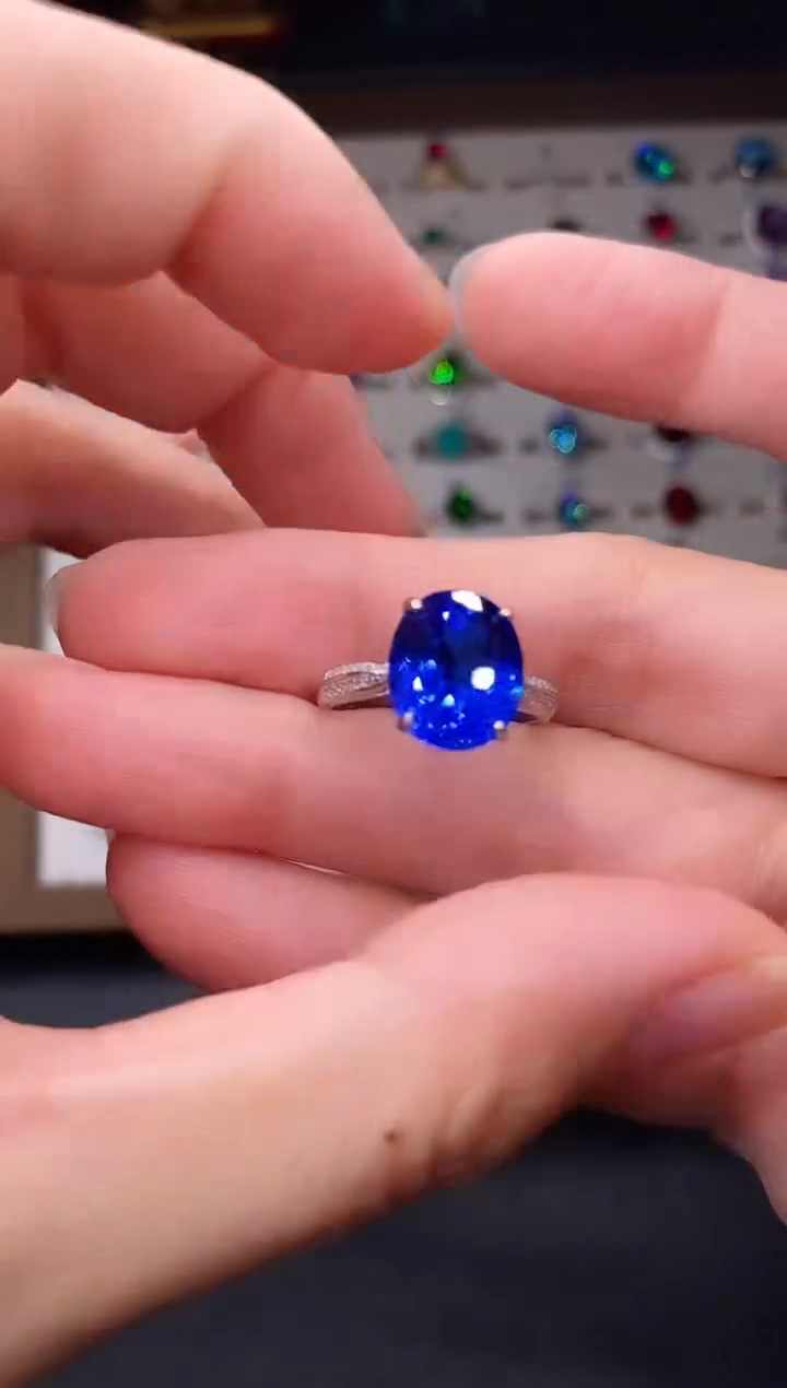 10克拉蓝宝石（处理）欧美风戒指