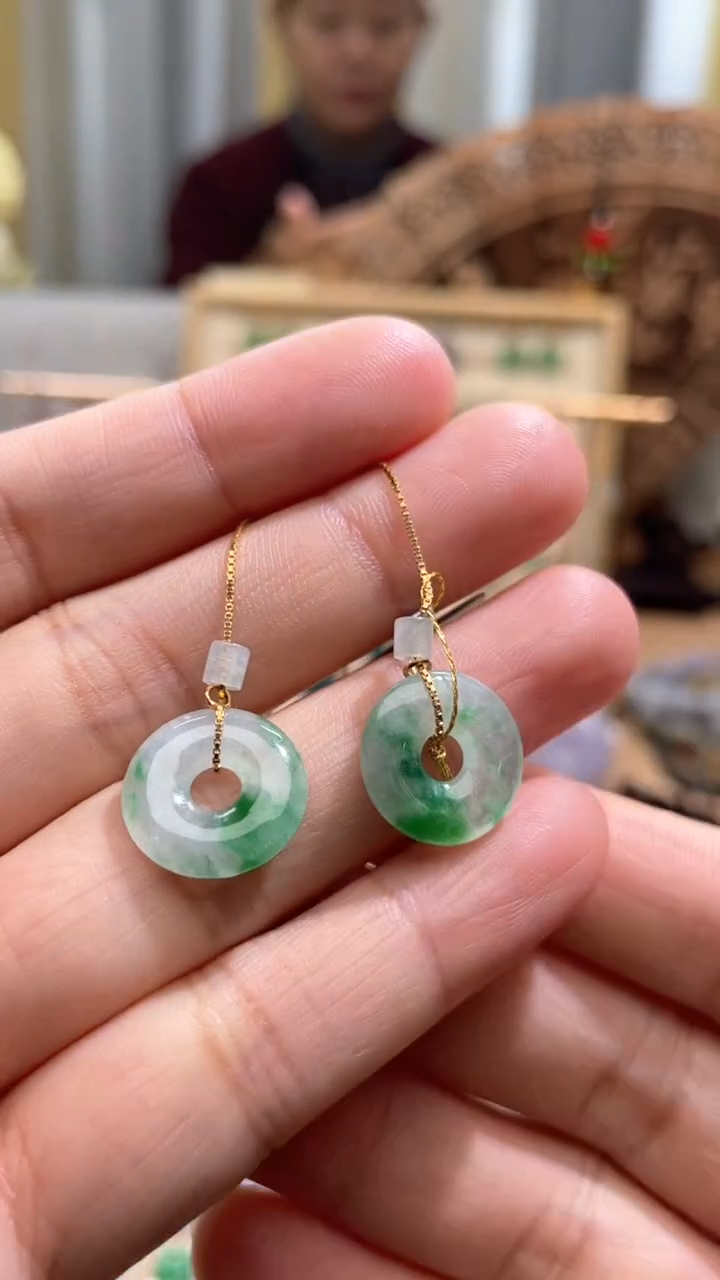 【闪购商品】翡翠颈饰未镶嵌甜甜圈一对