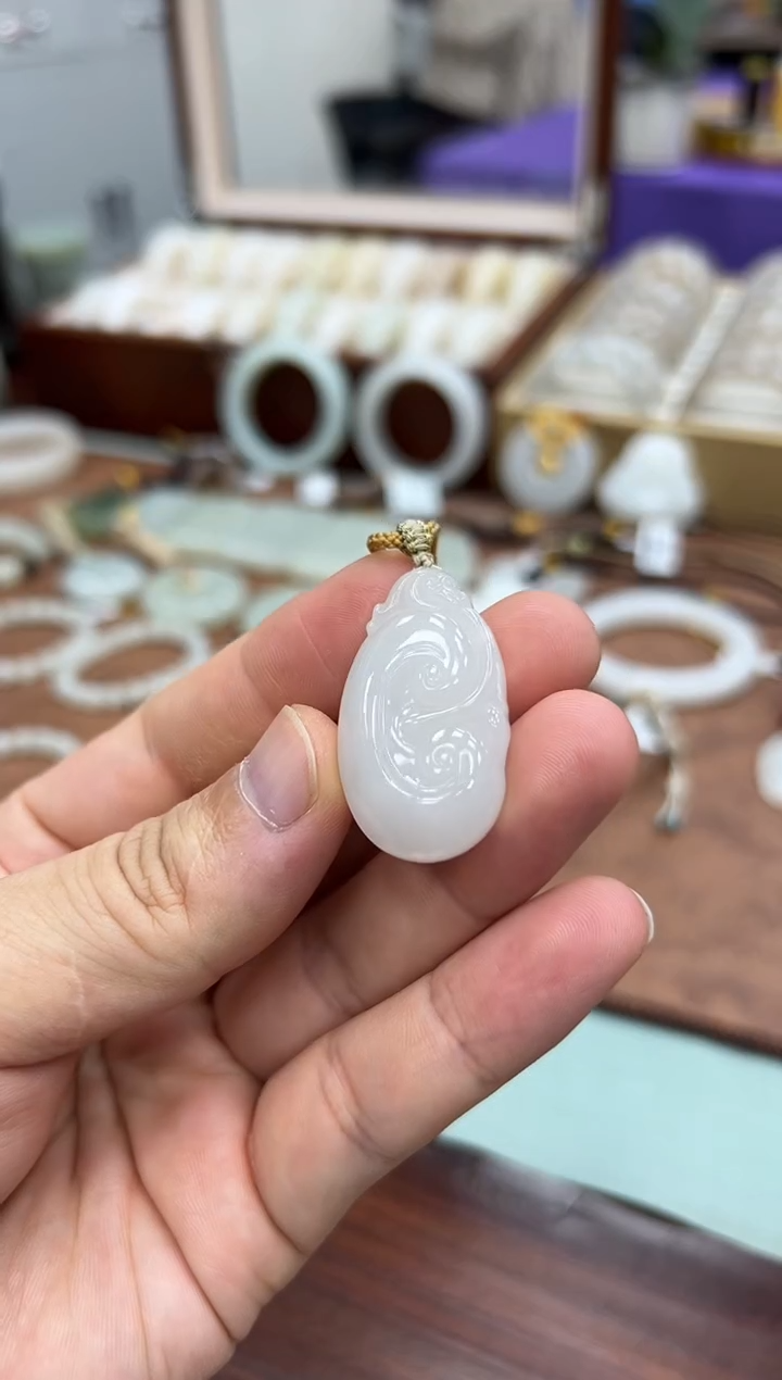 颈饰未镶嵌和田玉如意