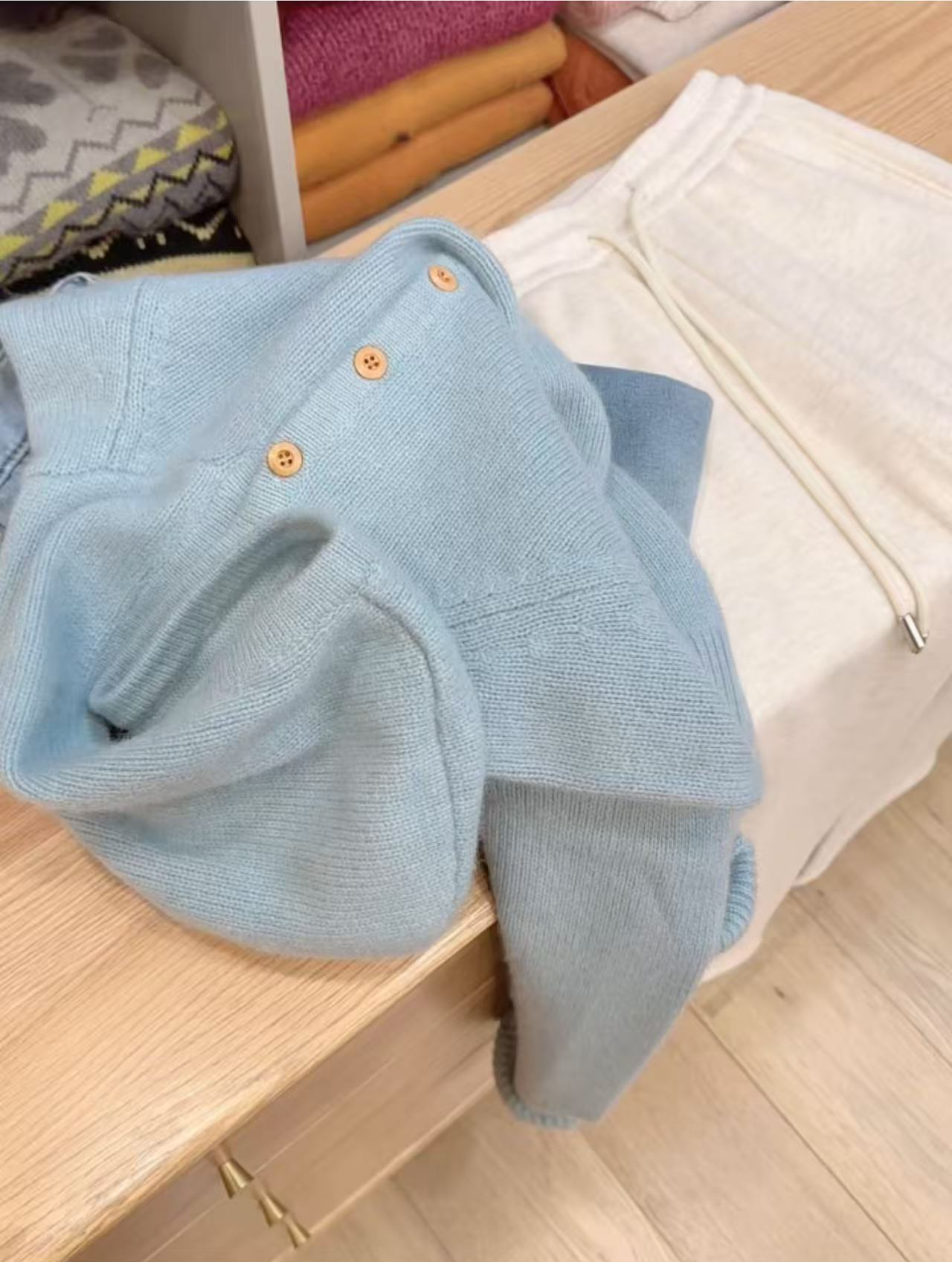 七言家  浅蓝三粒扣半开领帽衫