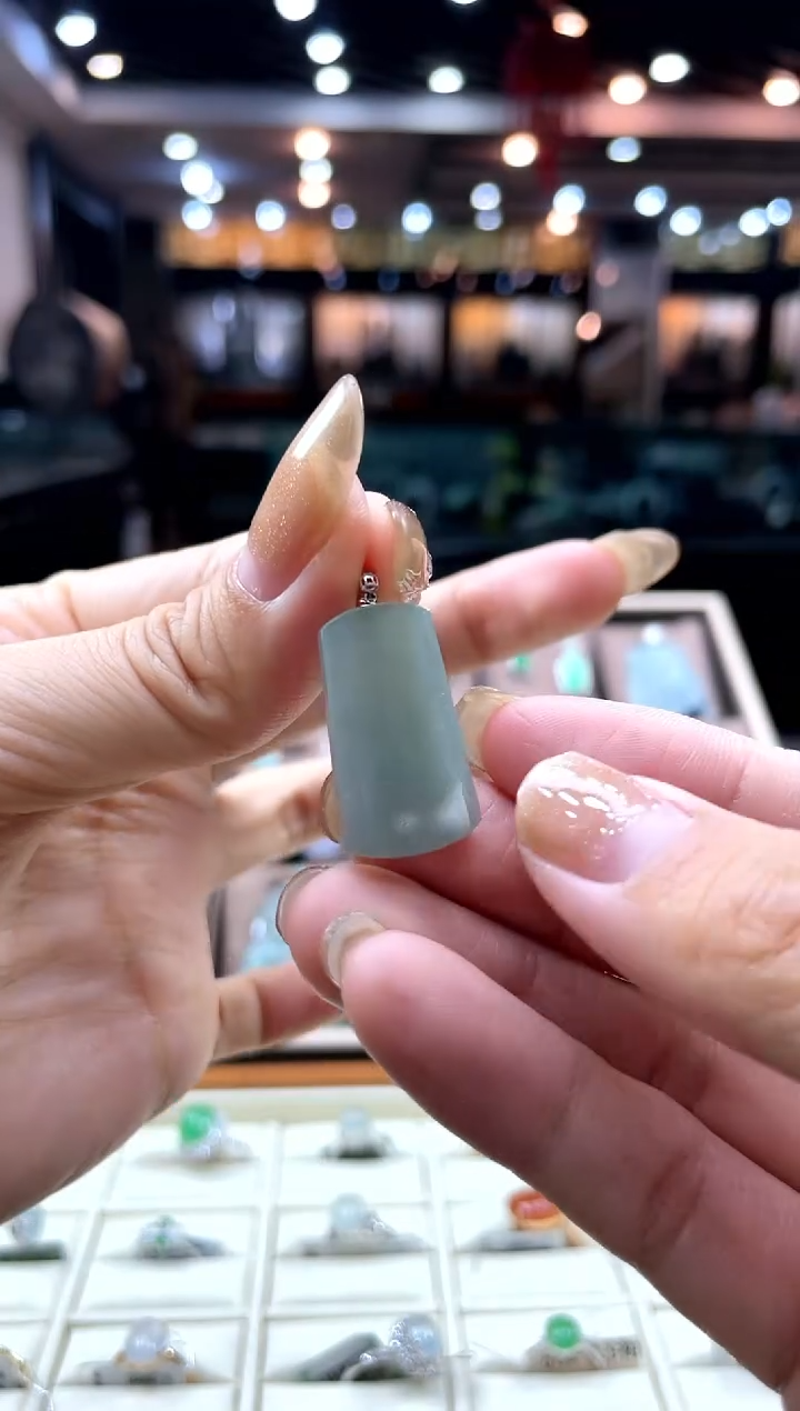 【闪购商品】翡翠颈饰18K金镶嵌无事牌