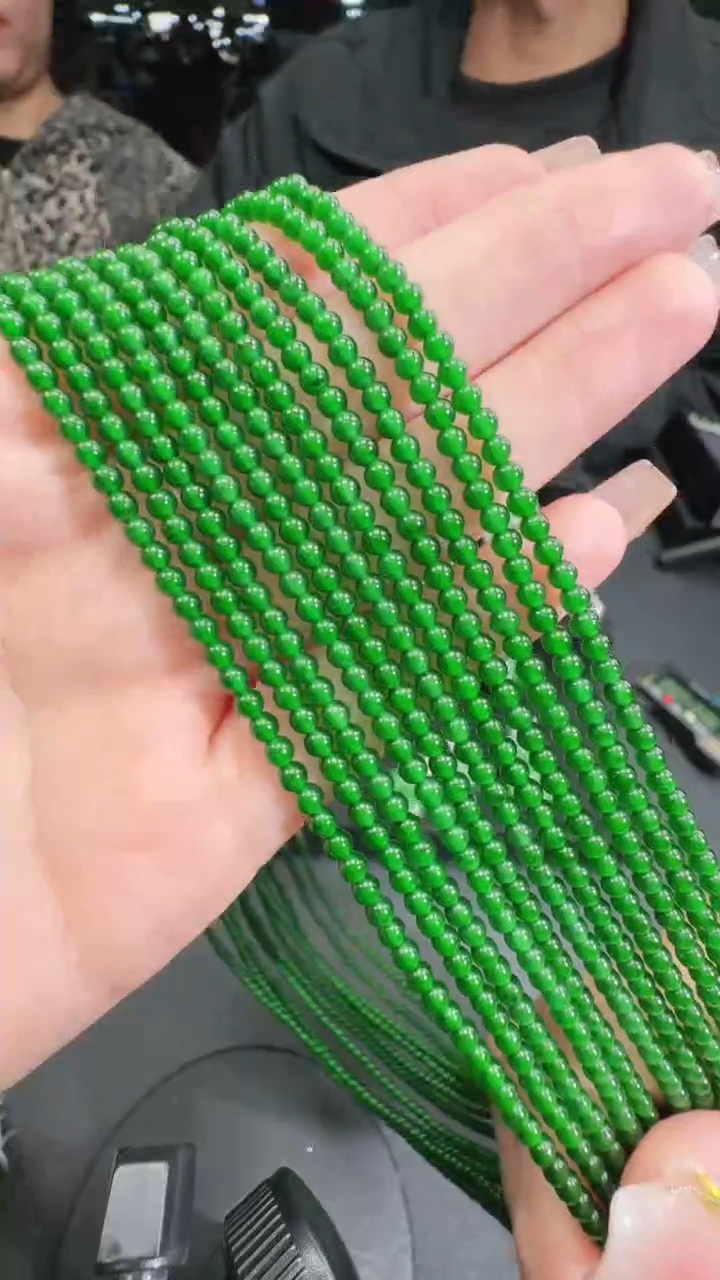 未镶嵌定制翡翠A货有轻微色差属于正常现象，珠链多样性发货1