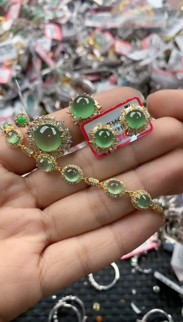 银S925镶嵌戒指翡翠不**肉888              5