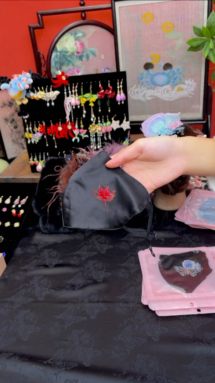 刺绣小**?非遗绒花苏绣饰品