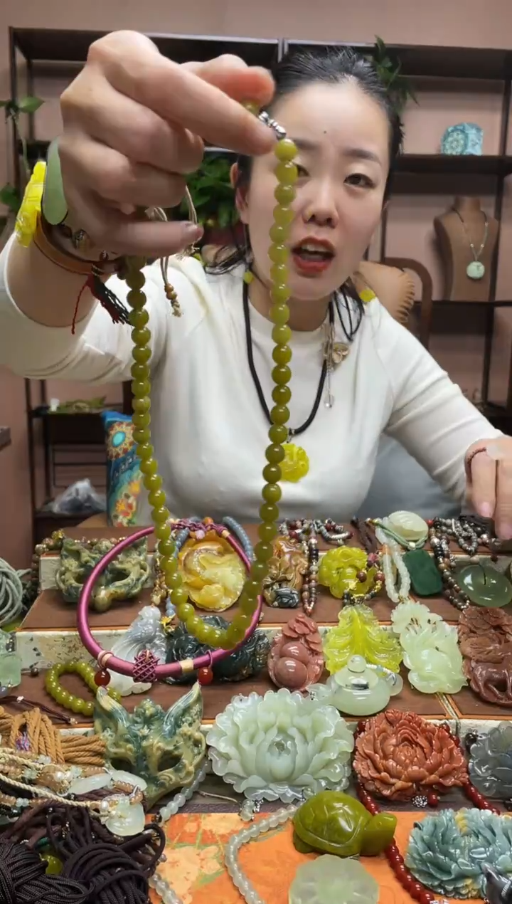 未镶嵌岫玉颈饰多样性发货发其中之一