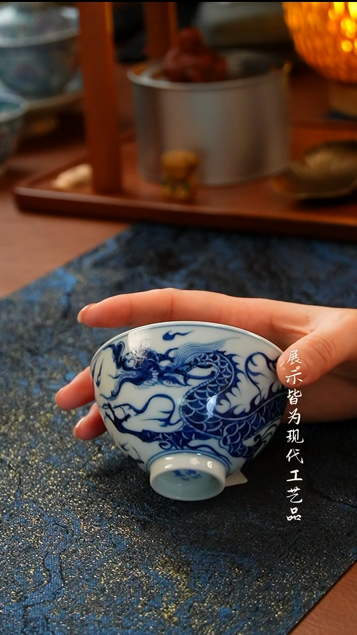 景德镇元青花龙纹鸡心杯