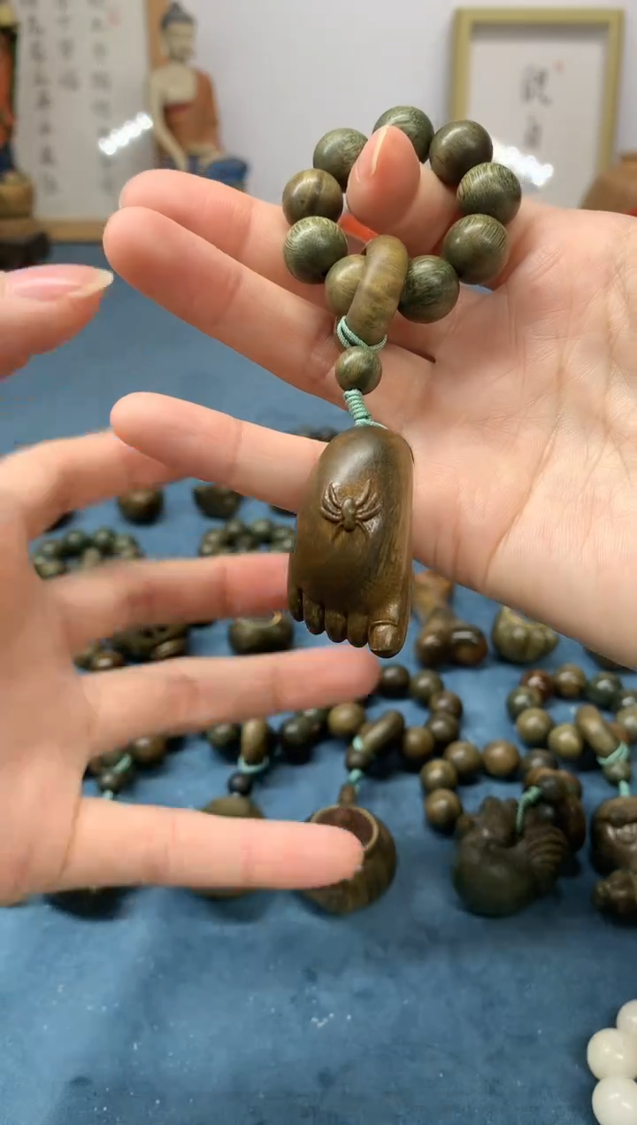 【闪购商品】维腊木（绿檀）把件知足常乐 盘玩件