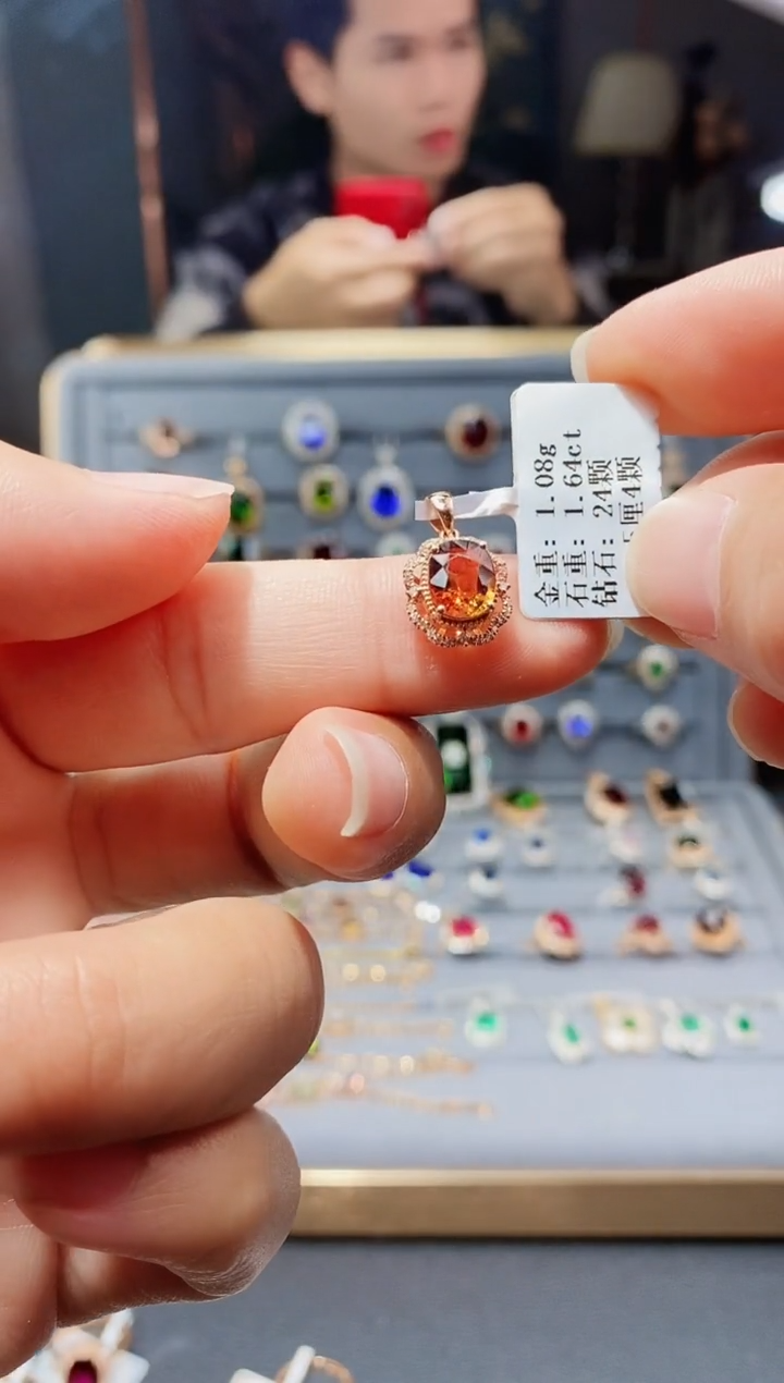 【闪购商品】碧玺颈饰18K金镶嵌1.64.