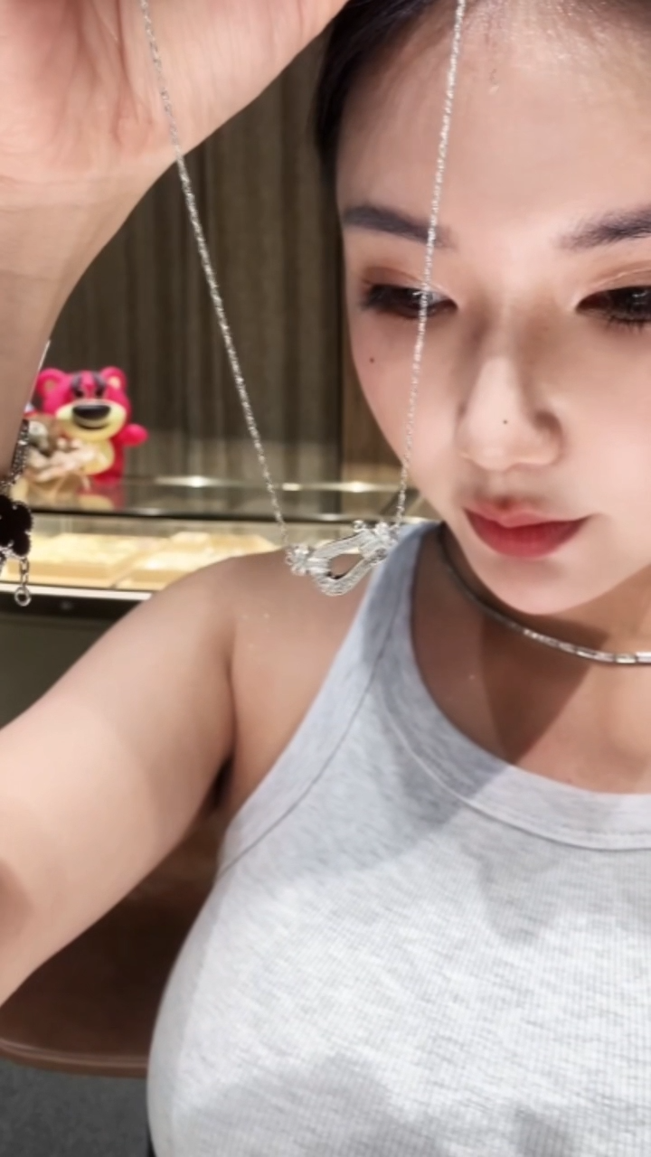 铂Pt950镶嵌项链钻石马蹄