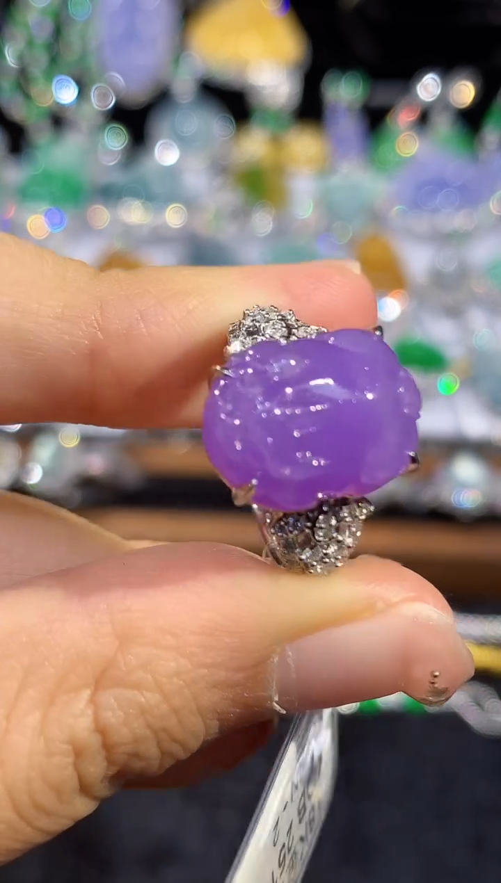 18K金镶嵌戒指翡翠天**禄多样性发其一