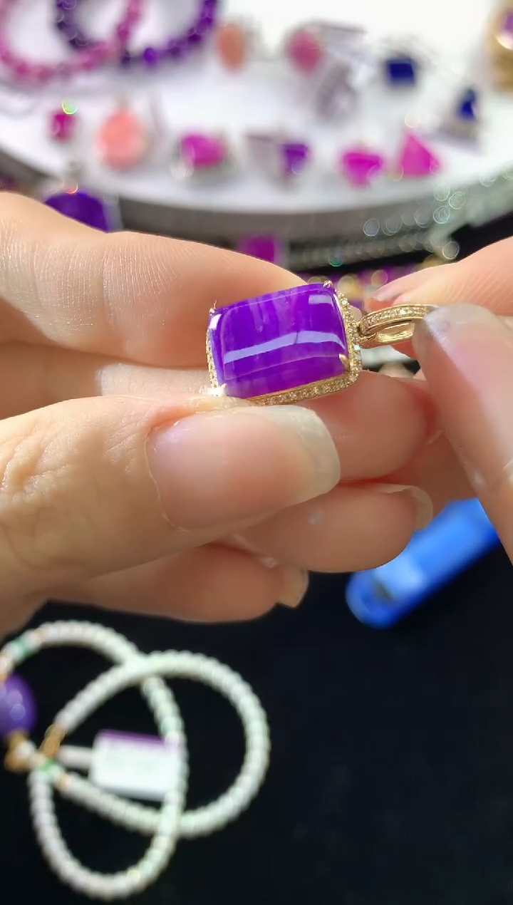 18K金镶嵌苏纪石（舒俱来）.吊坠