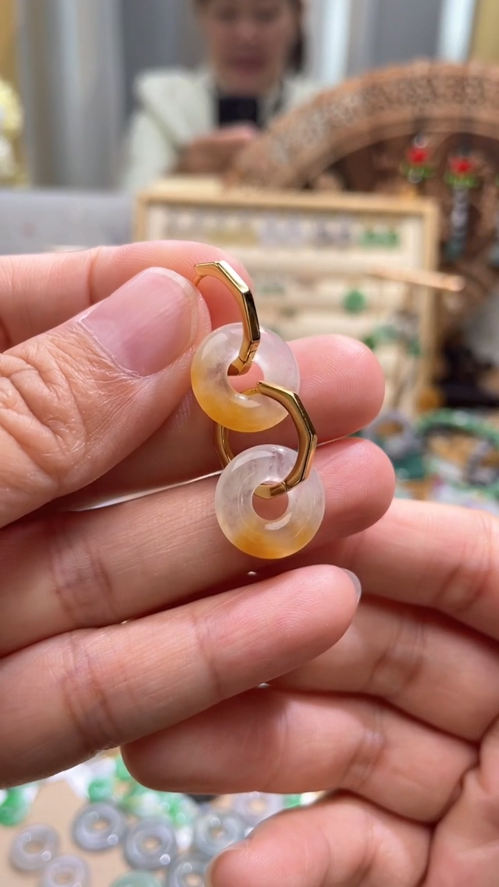 【闪购商品】翡翠颈饰未镶嵌甜甜圈一对