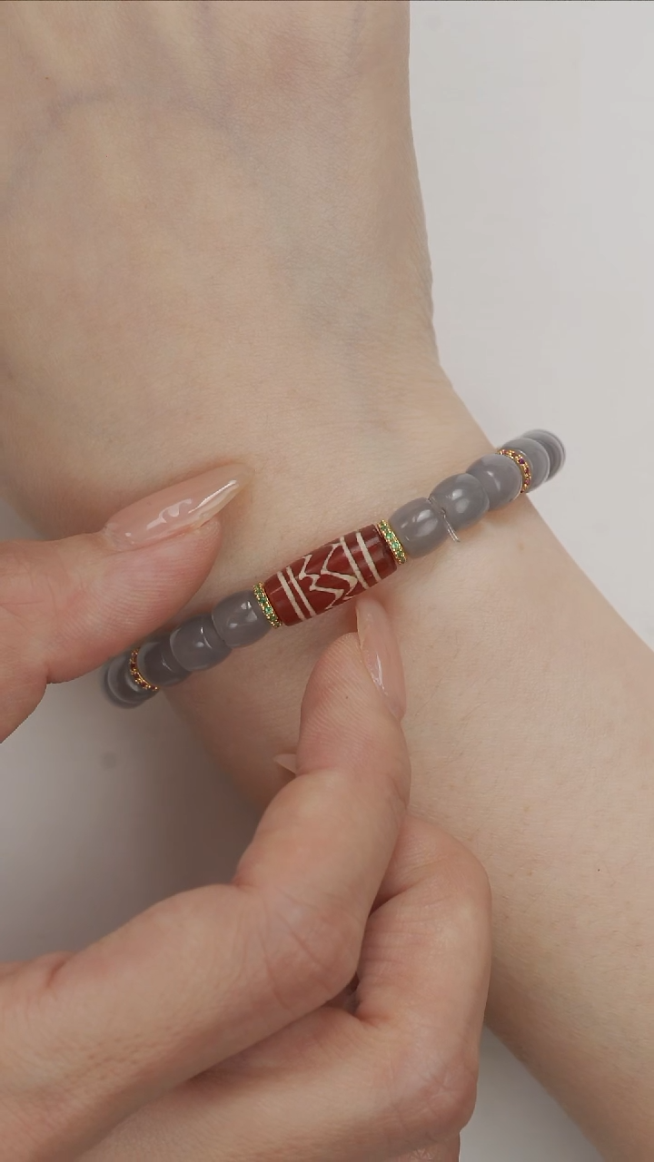 亚克力一*云好看的红灰手串100