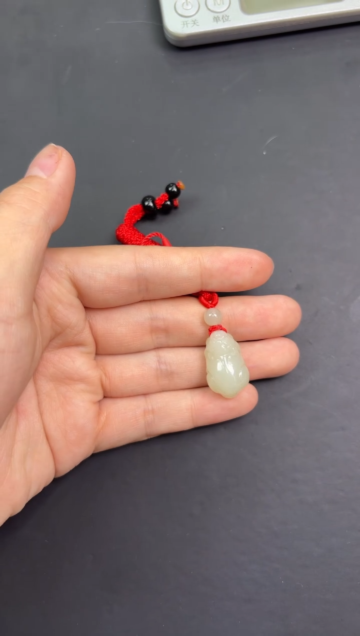 【闪购商品】和田玉吊坠(赠链)未镶嵌且末微色差近矿吊坠