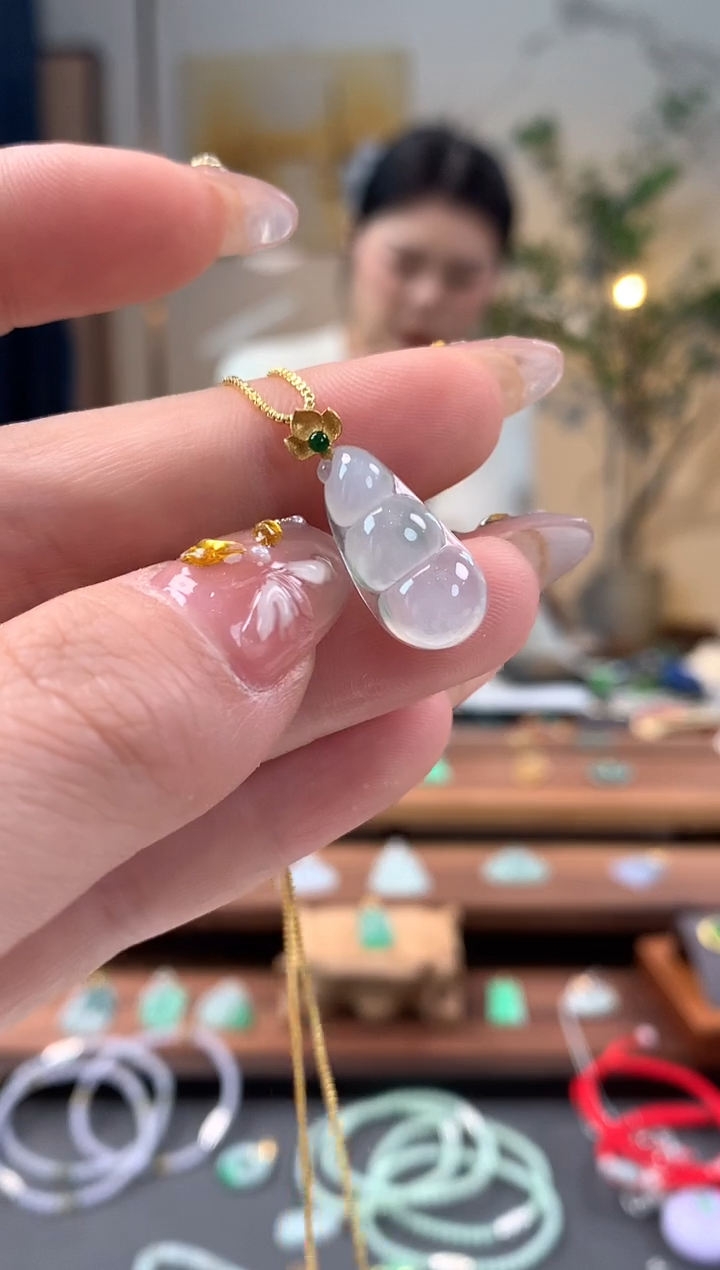 【闪购商品】翡翠吊坠(不含链)18K金镶嵌福豆