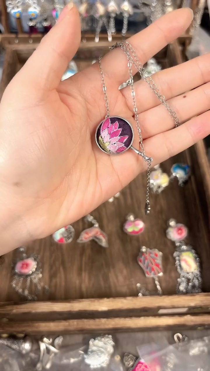 彩云南阁非遗老绣饰品633