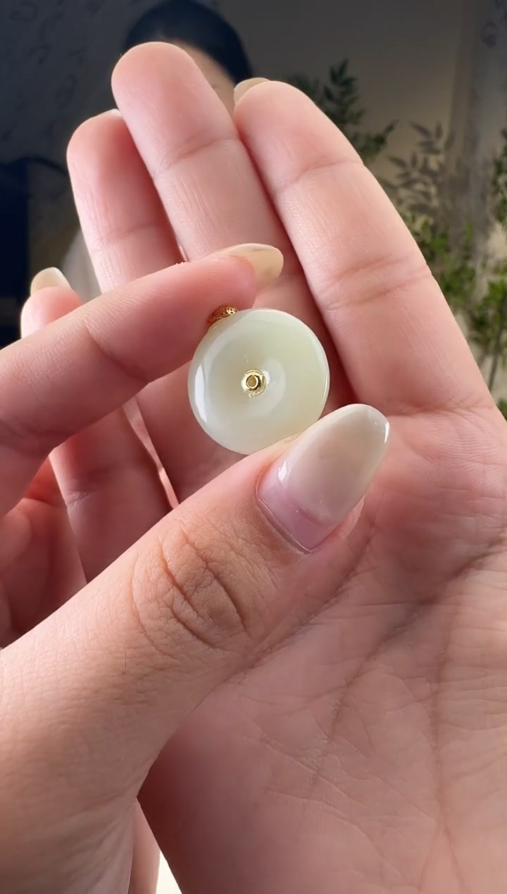 和田玉18K金镶嵌颈饰扣