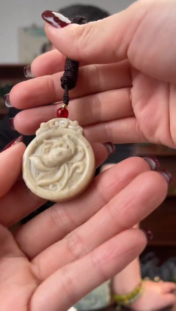 未镶嵌蛇纹石玉颈饰·