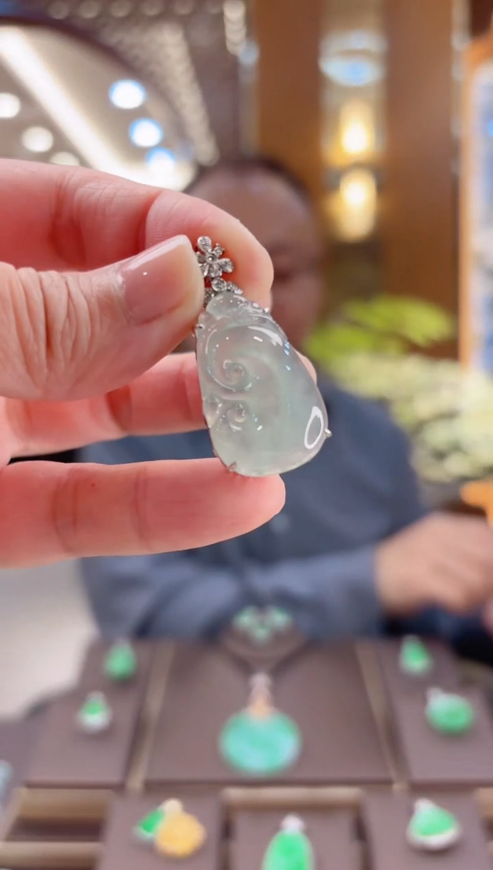 【闪购商品】翡翠吊坠(赠链)18K金镶嵌如意吊坠
