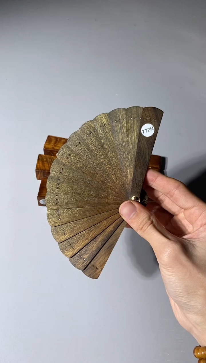 【闪购商品】金丝楠木雕772号10cm金丝楠木小叶桢楠掌中扇