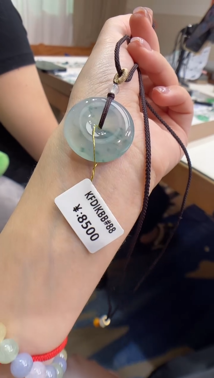 翡翠未镶嵌颈饰平安扣