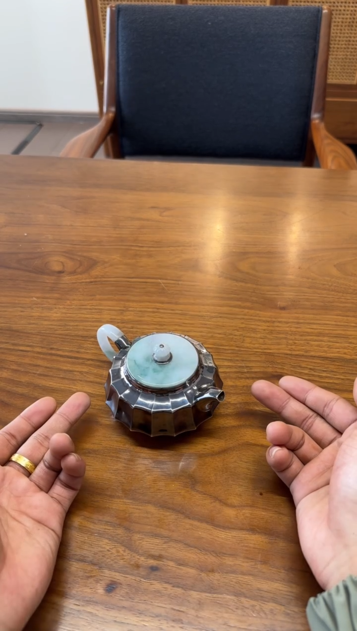 寸发标 玄紫嵌翡翠祥风时雨镜面壶