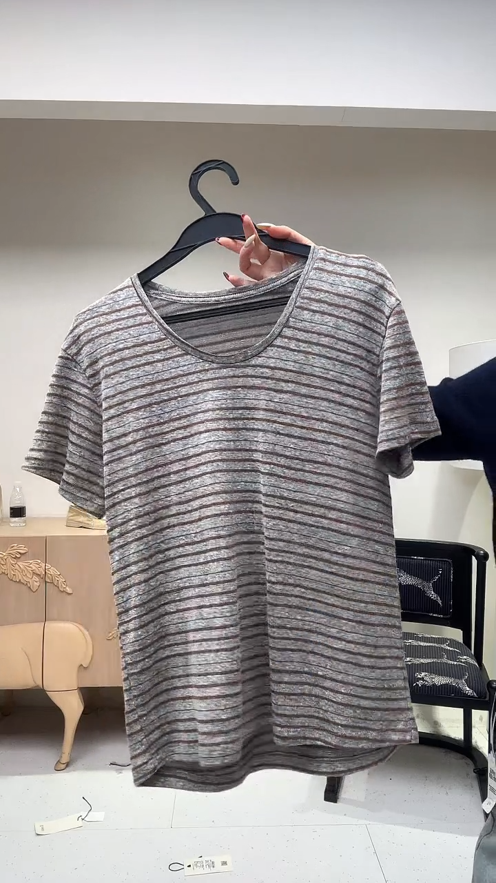 灰色条纹V领打底衫