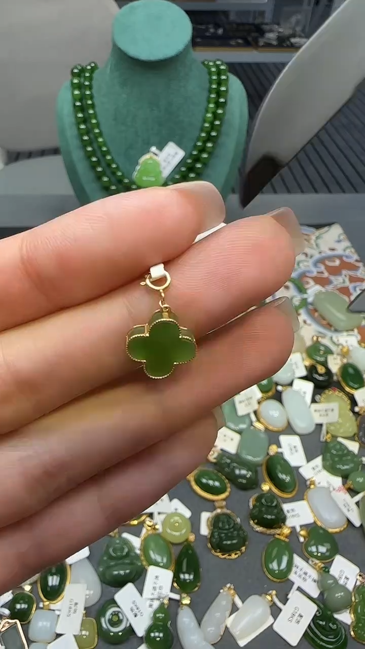 18K金镶嵌和田玉挂件1