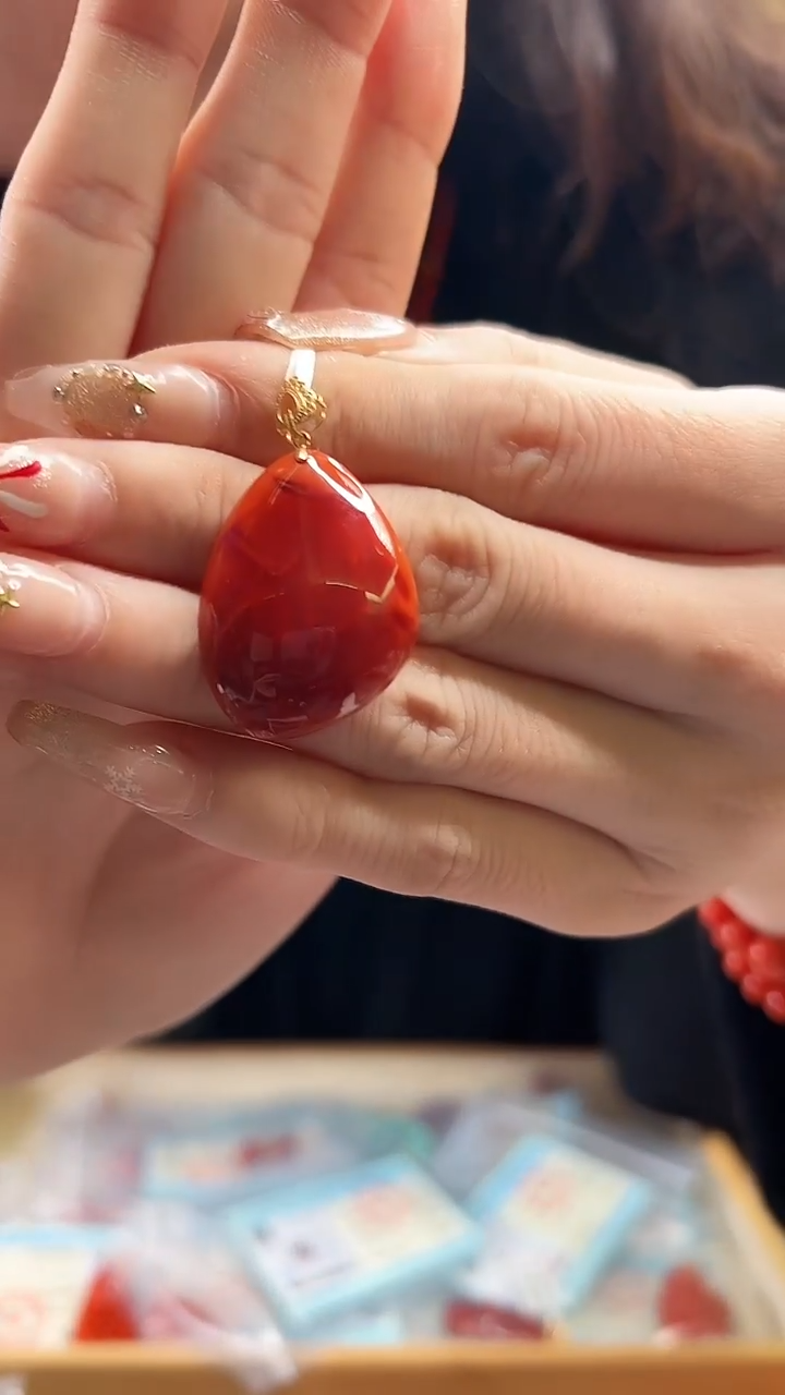 【闪购商品】南红玛瑙吊坠18K金镶嵌/水滴YK