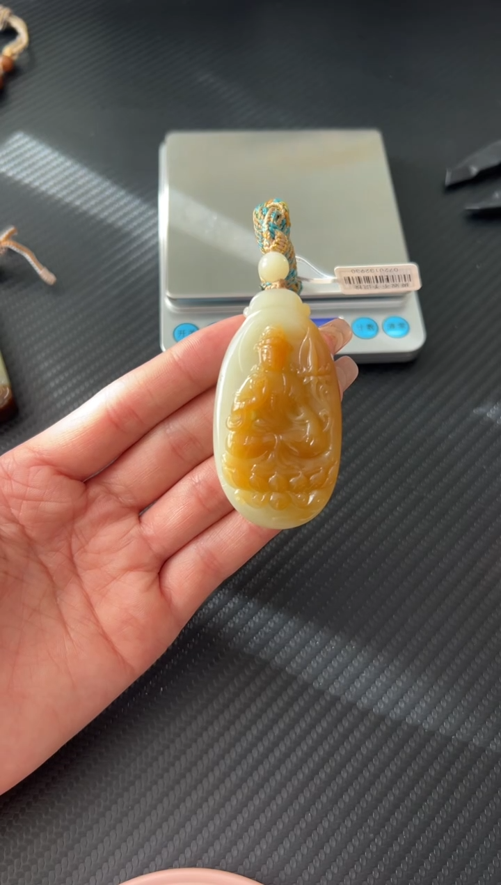 吊坠(赠链)未镶嵌和田玉若羌微色差吊坠