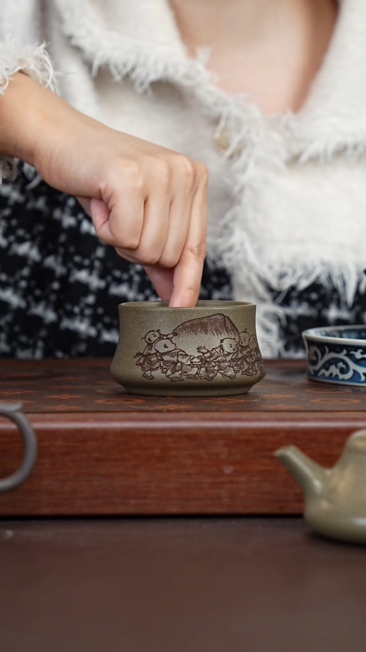 茶壶紫砂蟹壳青刻绘主人杯