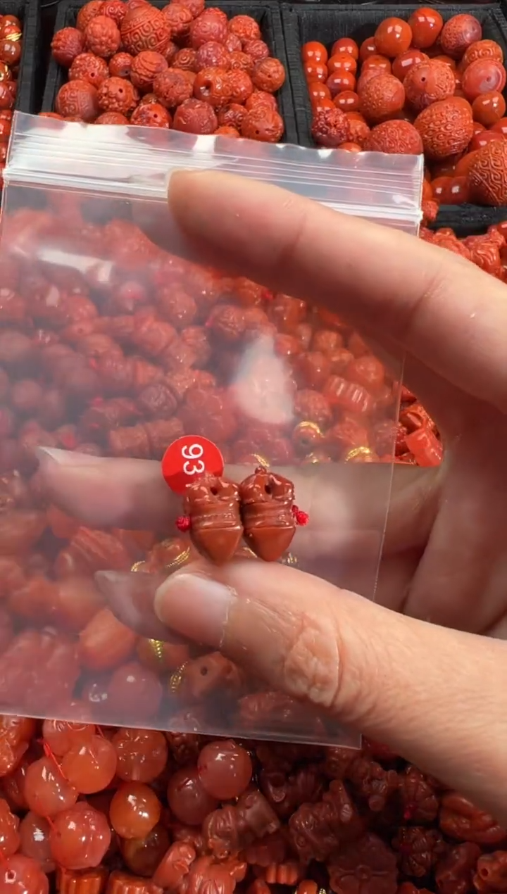 南红玛瑙未镶嵌颈饰1