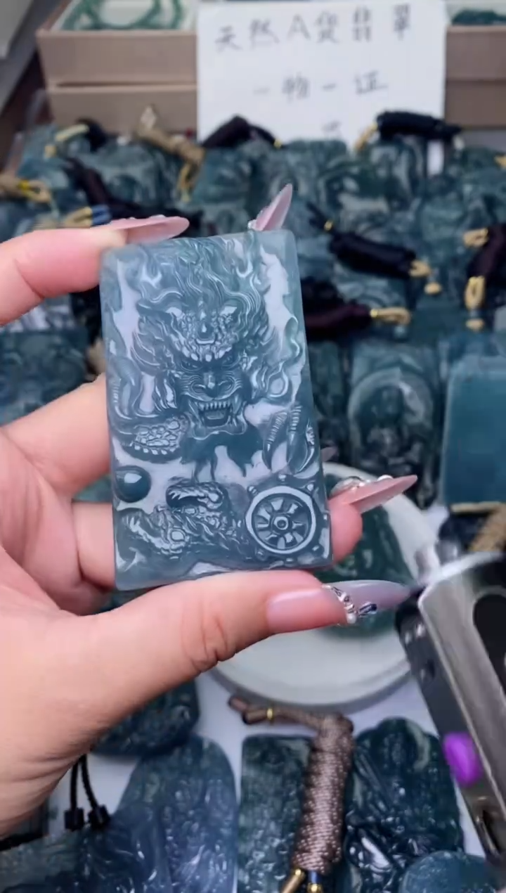 颈饰未镶嵌翡翠          