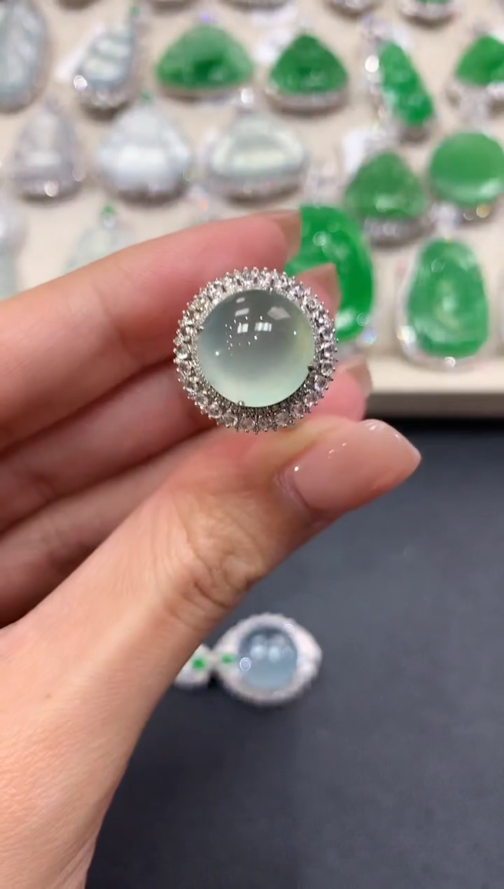 【闪购商品】翡翠戒指18K金镶嵌q84         