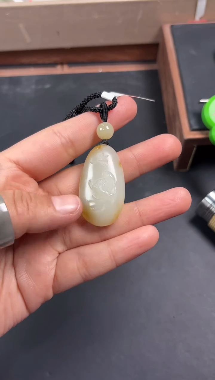 和田玉未镶嵌吊坠(赠链)且末金山微色差吊坠
