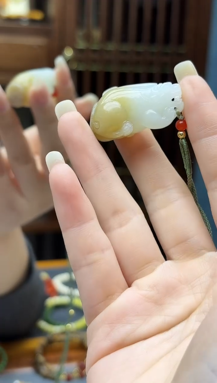 颈饰未镶嵌和田玉和田玉貔貅吊坠QC