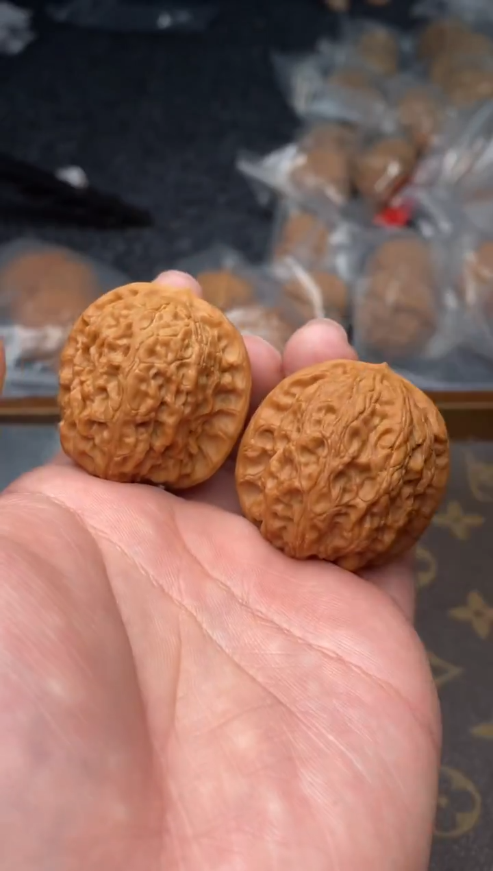 【闪购商品】文玩核桃把件G105号35尺血麒麟