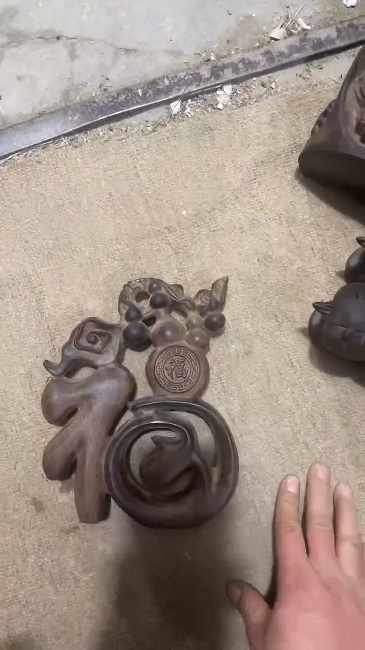 【闪购商品】木木雕新年快乐 香木摆件