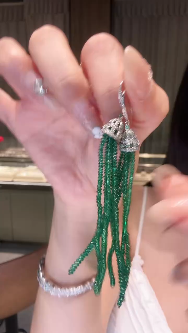 18K金镶嵌耳饰钻石流苏