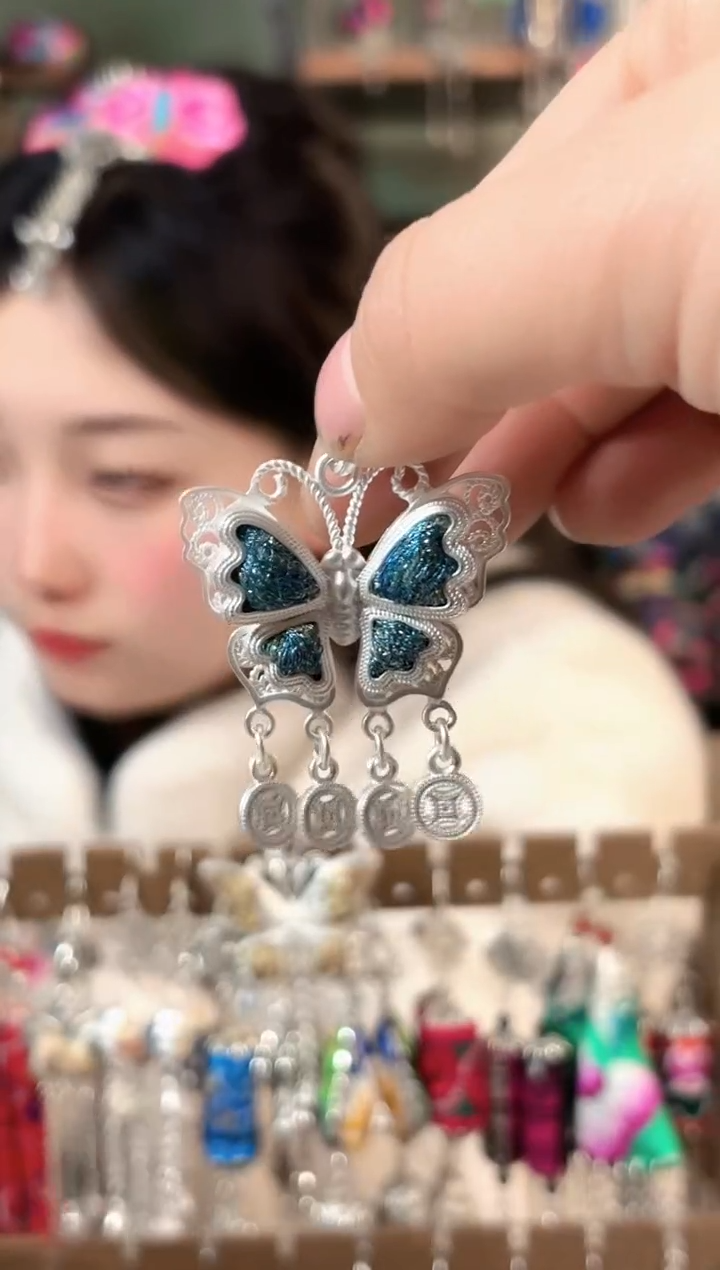 彩云南阁非遗老绣苗银饰品