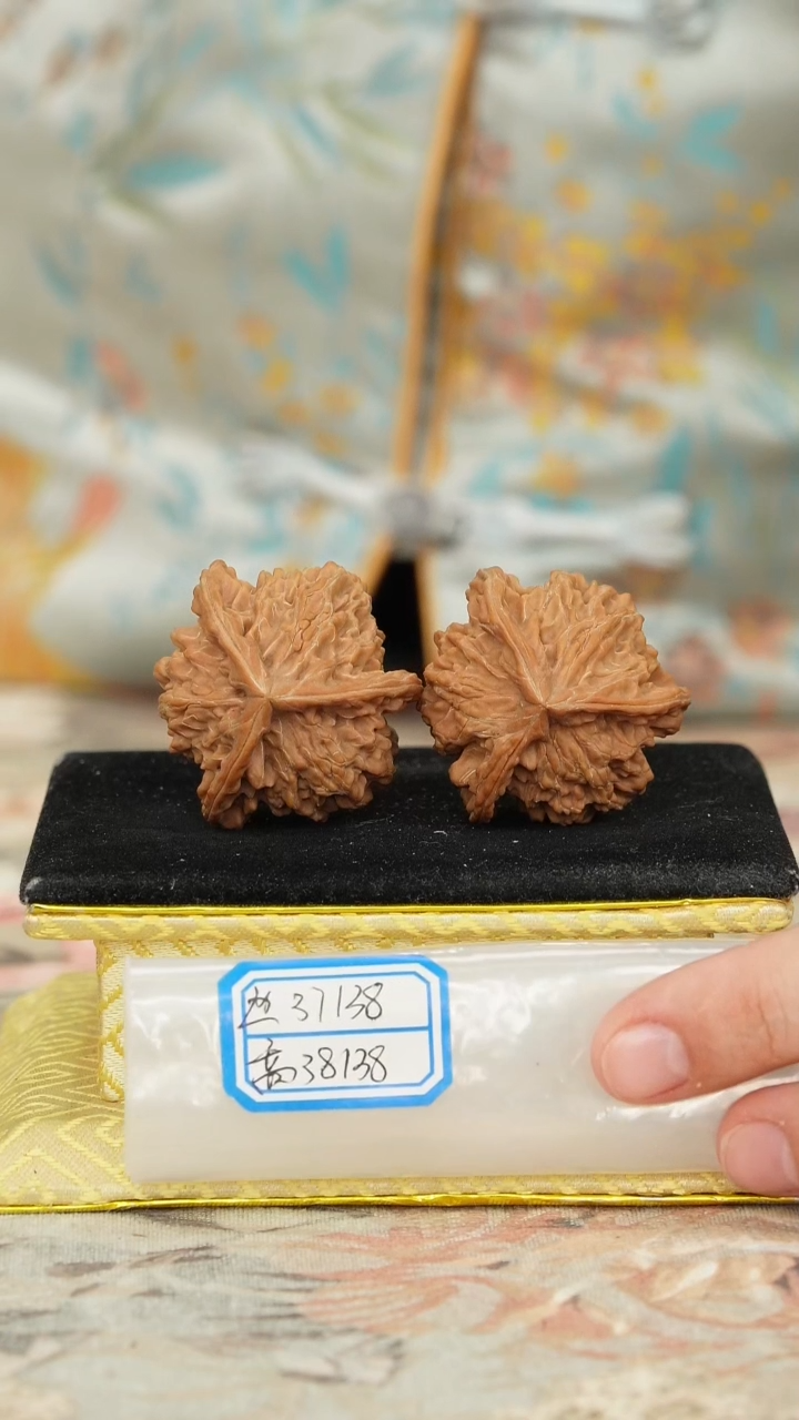 【闪购商品】文玩核桃把件盘山三棱